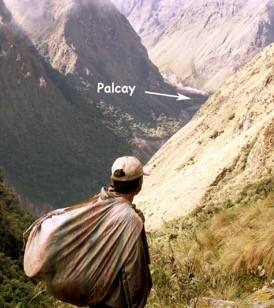 Arriero peering down valley where Palcay is located 