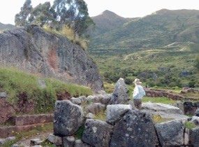 U-shaped usnu at Quillarumiyoc ruins
