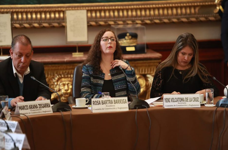 Rosa Bartra, president of the Constitution Commission in Congress, flanked by Marco Arana of the Land and Liberty party and by Yeni Vilcatoma, a member of Fuerza Popular with Bartra. 