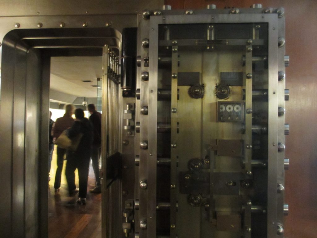 The vault opening at the Museo Banco Central at Jr. Lampa 474