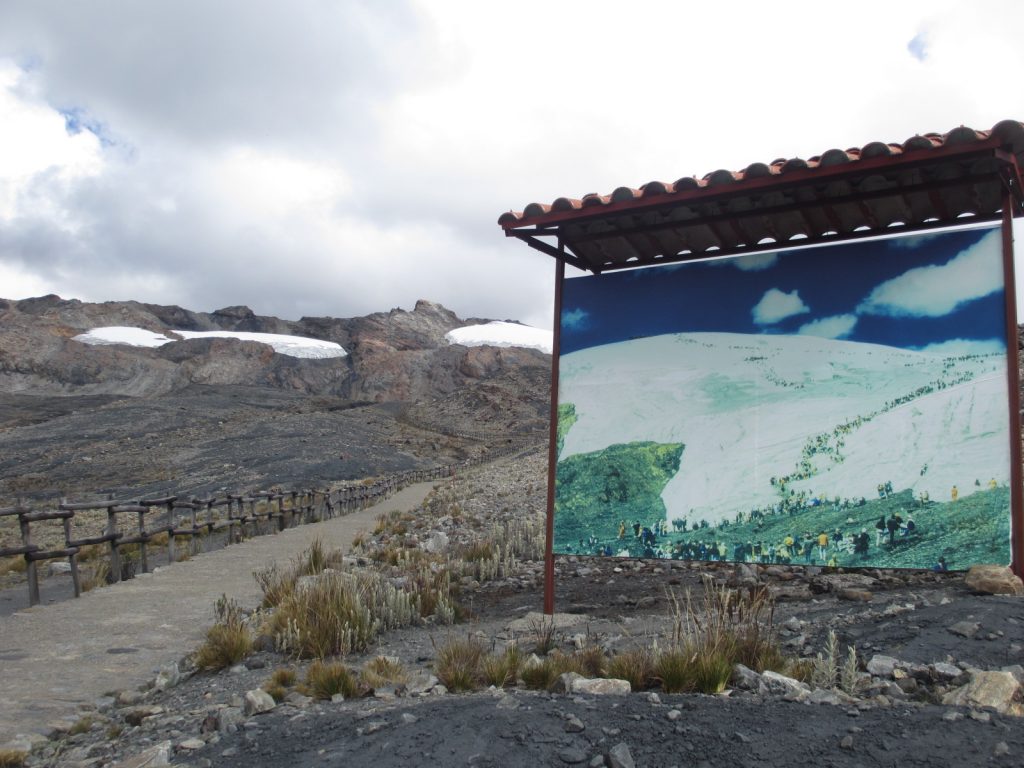 The photo on the billboard shows the landscape around the Pastoruri glacier just 30 years ago.
