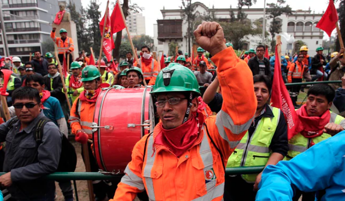 Miners force entry into Labor Ministry to demand negotiations