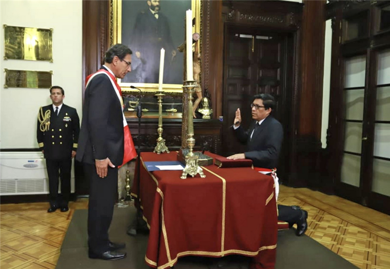 In an austere ceremony, President Vizcarra swears in Vicente Zeballos as his new cabinet chief.